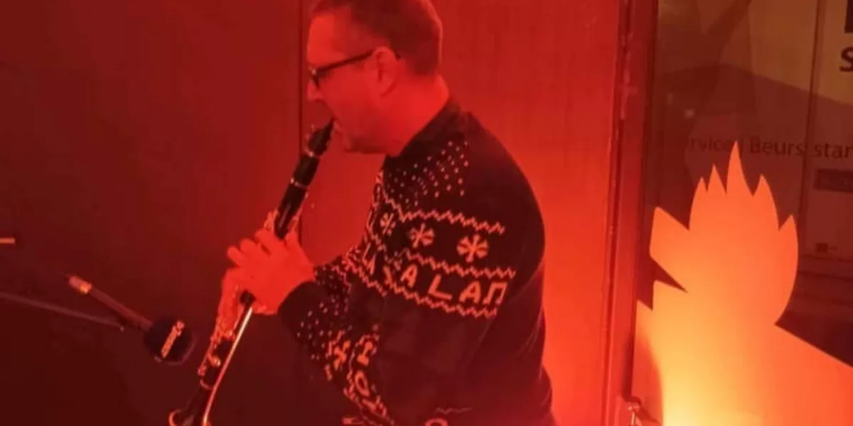 Cedric Roose speelde live klarinet in het glazen huis