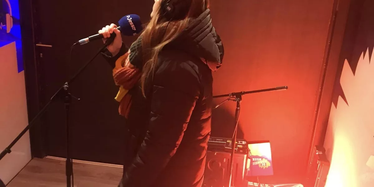 Maak kennis met zangeres Supertonic Strangers