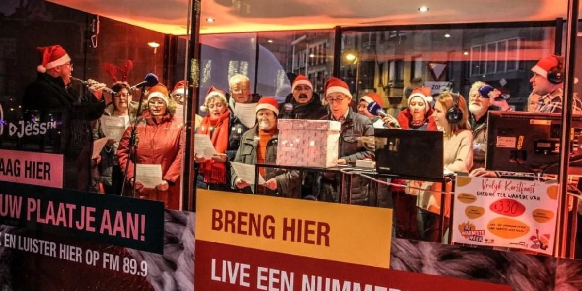 Sinjakoor zong live kerstliederen in het glazen huis