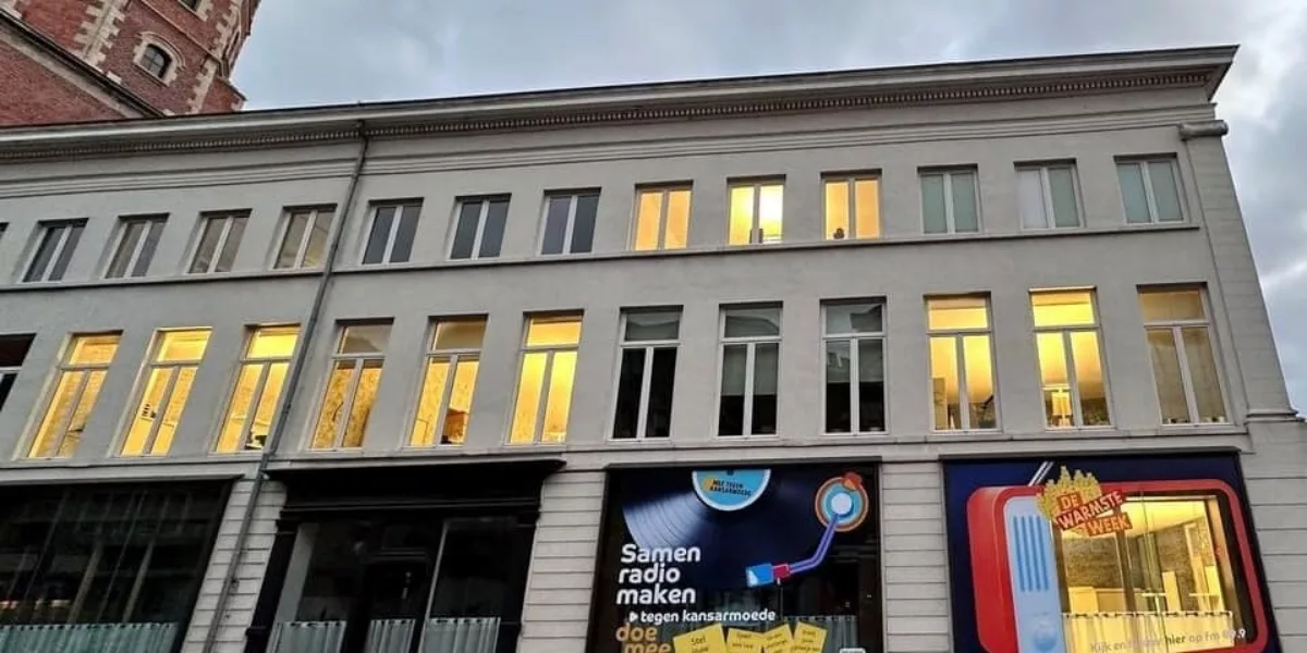 Herbeluister kick off van warmste weekradio vanuit glazen stadhuis in Menen