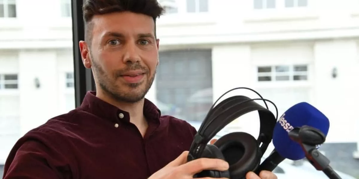 Medhi gaf voor het eerst in 3 jaar live optreden in glazen huis