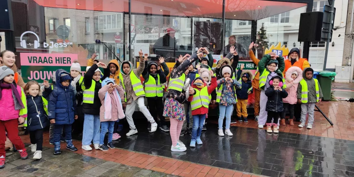 Leerlingen basisschool futura dansten met hun talenten aan het glazen huis