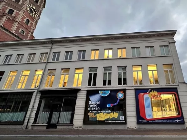 Herbeluister kick off van warmste weekradio vanuit glazen stadhuis in Menen