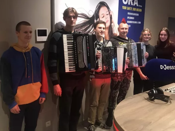 Accordeonisten boven in De Academie (aflevering november)