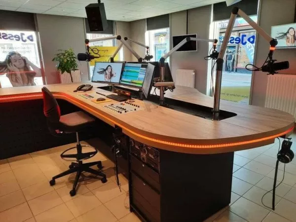 Bezoek radiostudio Jess FM tijdens Wieltjesfeesten
