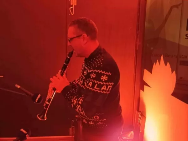 Cedric Roose speelde live klarinet in het glazen huis