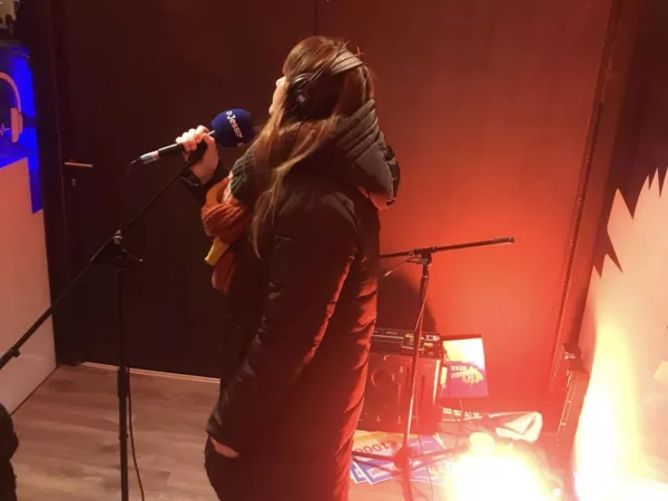 Maak kennis met zangeres Supertonic Strangers