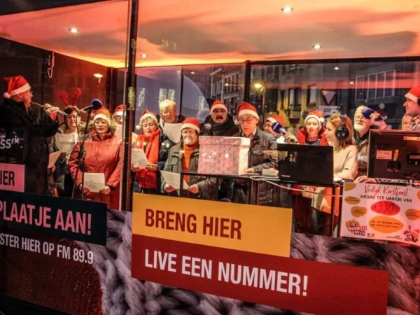 Sinjakoor zong live kerstliederen in het glazen huis