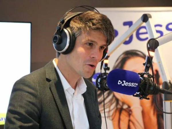 Minister Benjamin Dalle bezocht radiostudio Jess FM