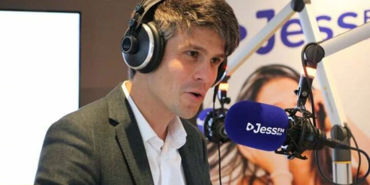 Minister Benjamin Dalle bezocht radiostudio Jess FM