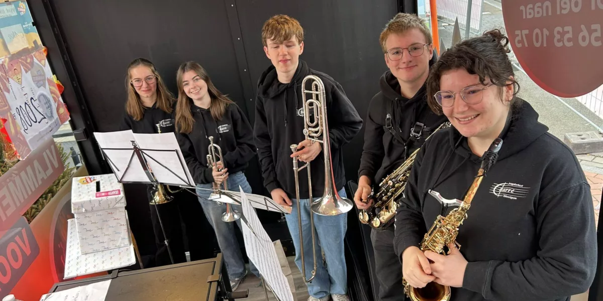 Jeugdorkest C-Barré speelde Let it snow in het glazen huis