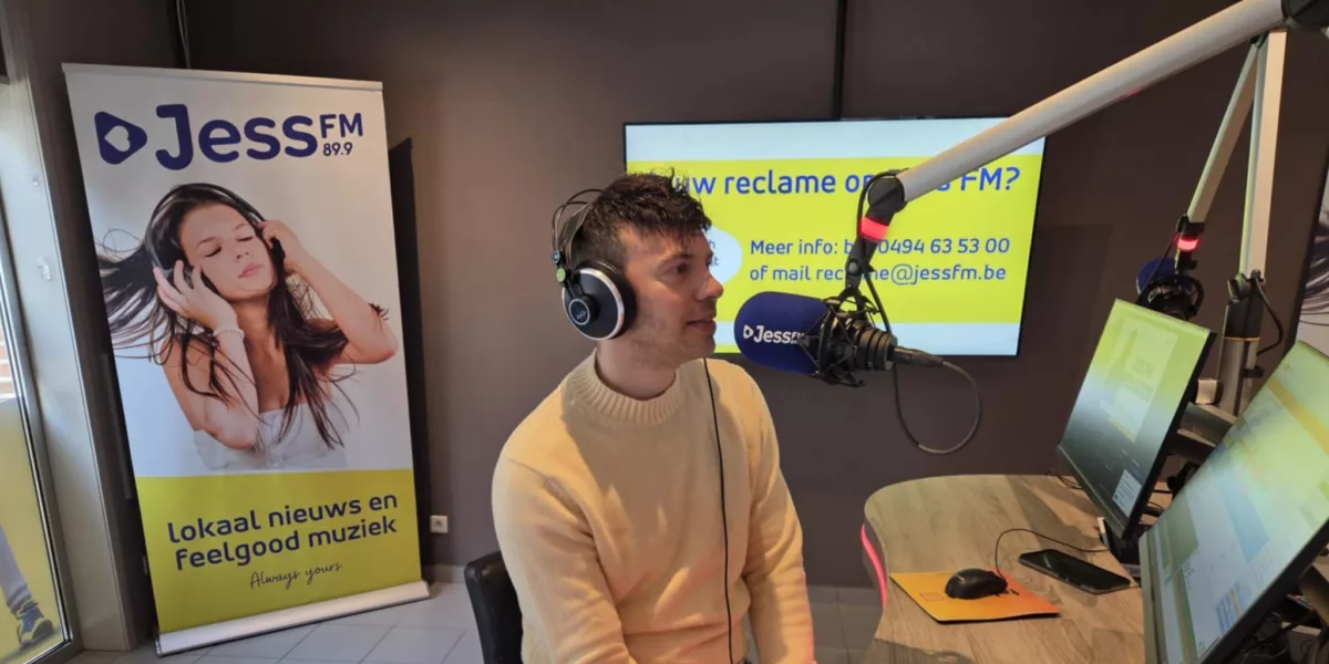 Mehdi stelt nieuwe single 'Laura' voor bij Jess FM