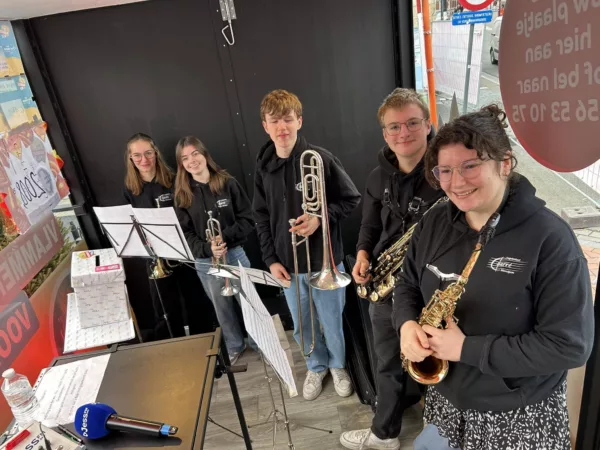 Jeugdorkest C-Barré speelde Let it snow in het glazen huis