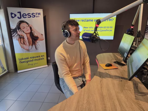 Mehdi stelt nieuwe single 'Laura' voor bij Jess FM