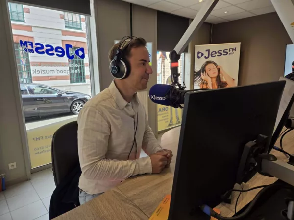 Zanger Jeroen te gast in De Wonderjaren