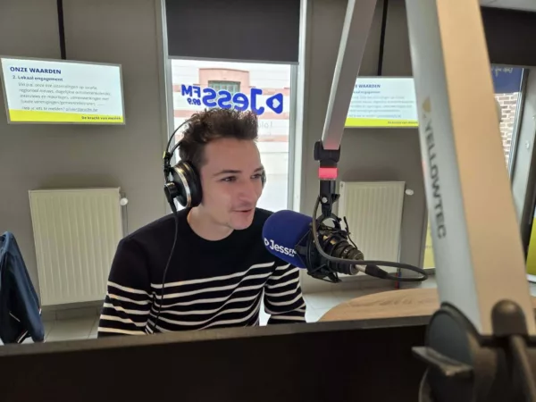 Zanger Julian Thomas te gast in De Wonderjaren